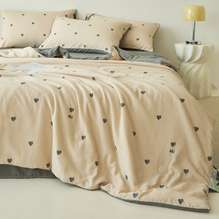 91家纺网 家纺一手货源 找家纺 畅销被业 2026新款A类泡芙棉印花夏被四件套 心心相印