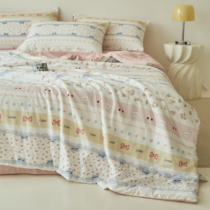 91家纺网 家纺一手货源 找家纺 畅销被业 2026新款A类泡芙棉印花夏被四件套 蝴蝶结小兔