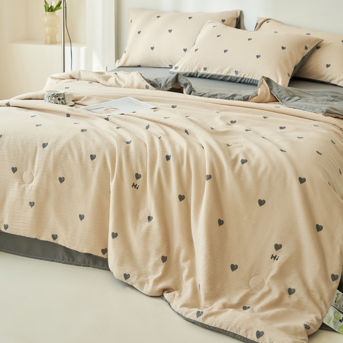 91家纺网 家纺一手货源 找家纺 畅销被业 2026新款A类泡芙棉印花夏被四件套 心心相印