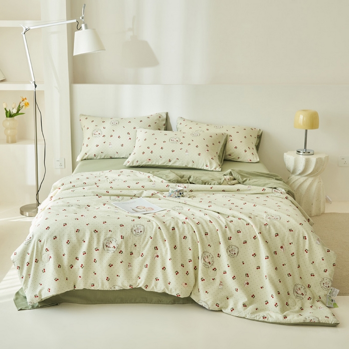 91家纺网 家纺一手货源 找家纺 畅销被业 2026新款A类泡芙棉印花夏被四件套 樱桃小兔