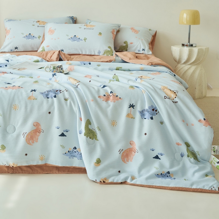 91家纺网 家纺一手货源 找家纺 畅销被业 2026新款A类泡芙棉印花夏被四件套 恐龙乐园