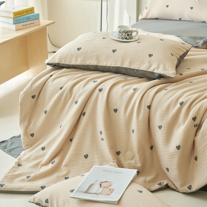 91家纺网 家纺一手货源 找家纺 畅销被业 2026新款A类泡芙棉印花夏被四件套 心心相印