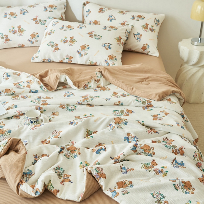 91家纺网 家纺一手货源 找家纺 畅销被业 2026新款A类泡芙棉印花夏被四件套 欢乐熊