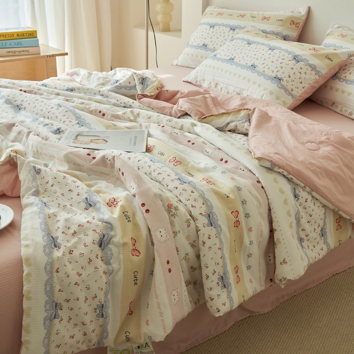 91家纺网 家纺一手货源 找家纺 畅销被业 2026新款A类泡芙棉印花夏被四件套 蝴蝶结小兔