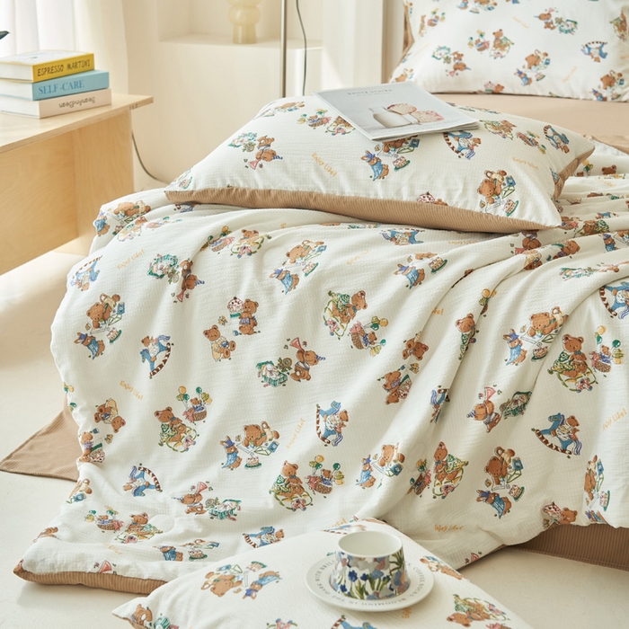 91家纺网 家纺一手货源 找家纺 畅销被业 2026新款A类泡芙棉印花夏被四件套 欢乐熊