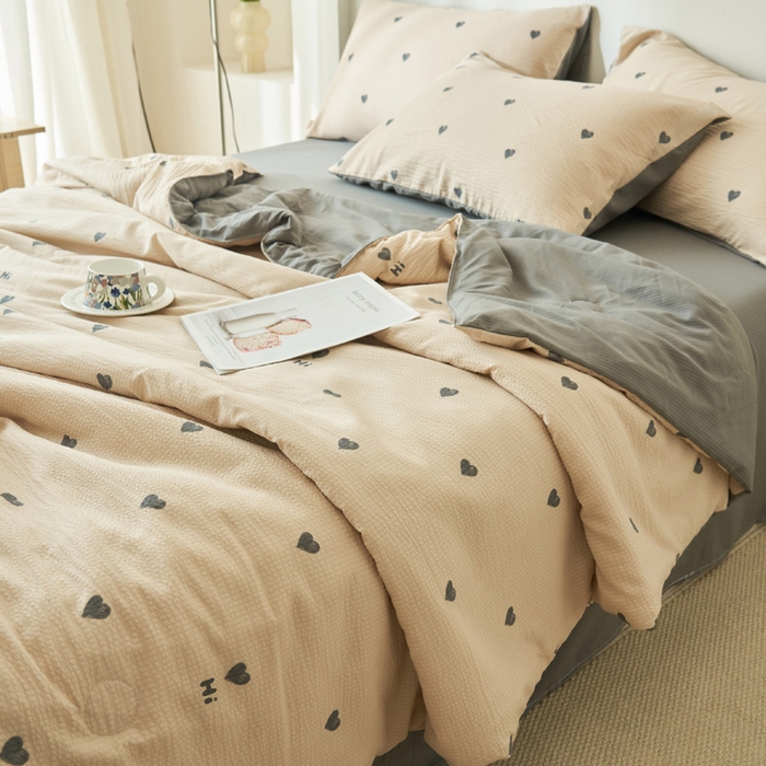 91家纺网 家纺一手货源 找家纺 畅销被业 2026新款A类泡芙棉印花夏被四件套 心心相印