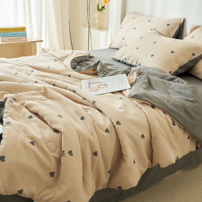 91家纺网 家纺一手货源 找家纺 畅销被业 2026新款A类泡芙棉印花夏被四件套 心心相印