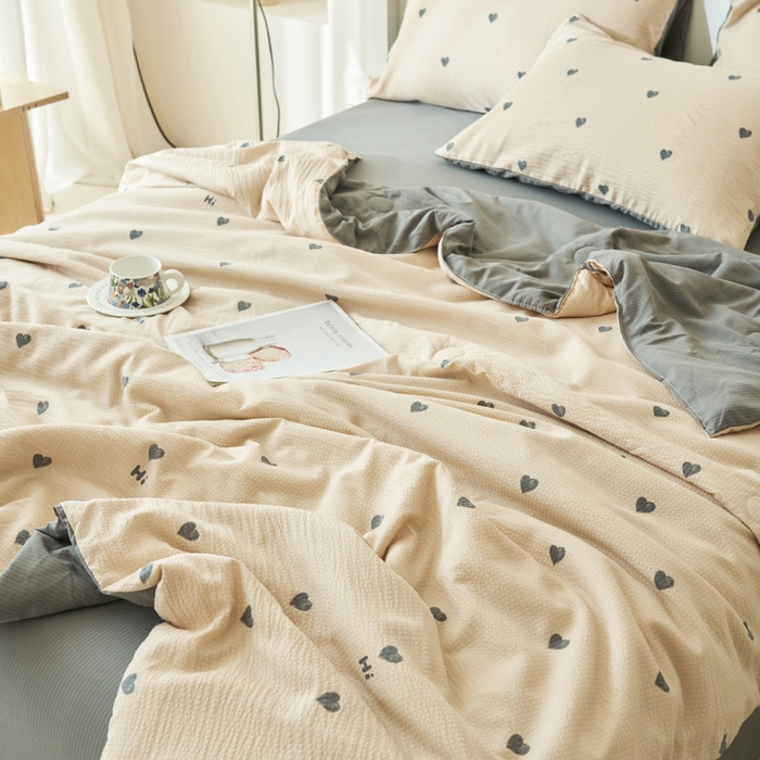 91家纺网 家纺一手货源 找家纺 畅销被业 2026新款A类泡芙棉印花夏被四件套 心心相印