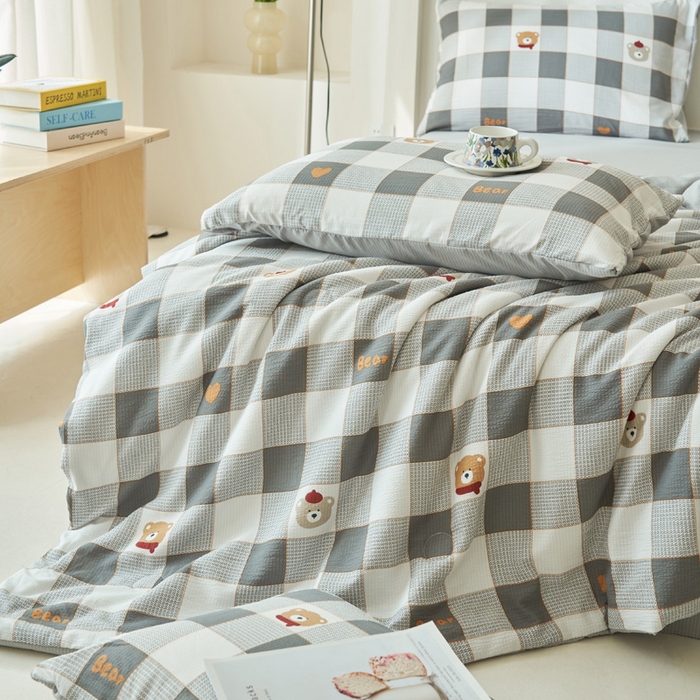 91家纺网 家纺一手货源 找家纺 畅销被业 2026新款A类泡芙棉印花夏被四件套 灰格小熊