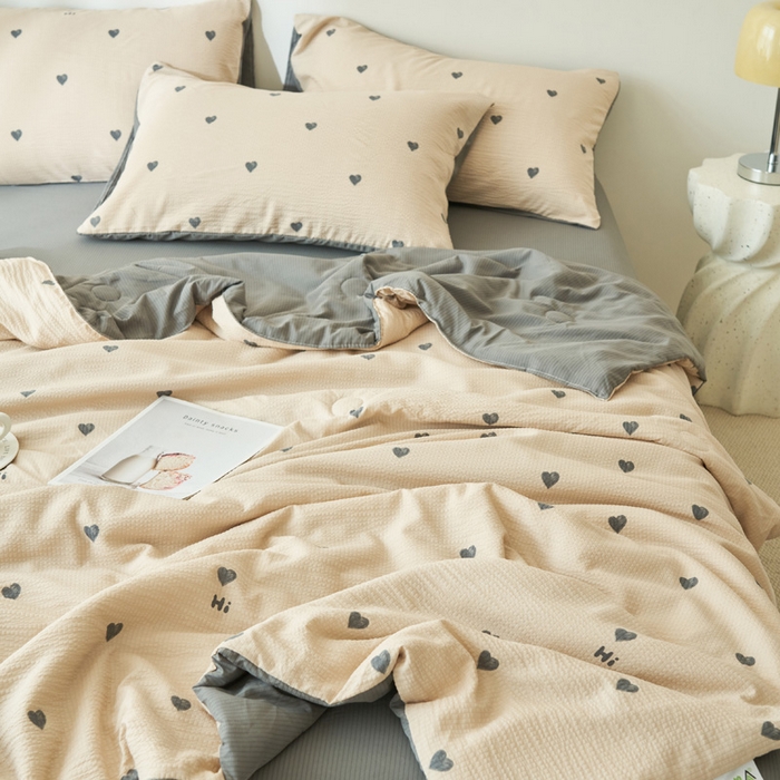 91家纺网 家纺一手货源 找家纺 畅销被业 2026新款A类泡芙棉印花夏被四件套 心心相印