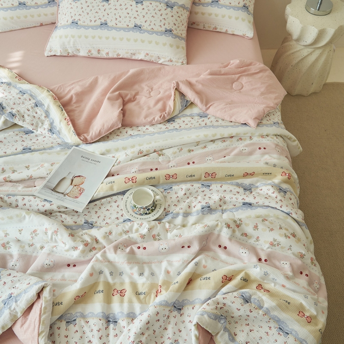 91家纺网 家纺一手货源 找家纺 畅销被业 2026新款A类泡芙棉印花夏被四件套 蝴蝶结小兔