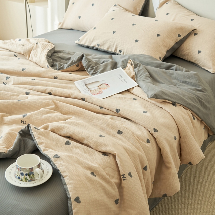 91家纺网 家纺一手货源 找家纺 畅销被业 2026新款A类泡芙棉印花夏被四件套 心心相印