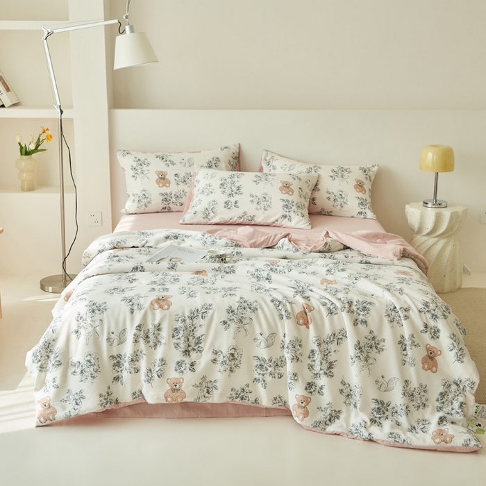 91家纺网 家纺一手货源 找家纺 畅销被业 2026新款A类泡芙棉印花夏被四件套 礼物熊