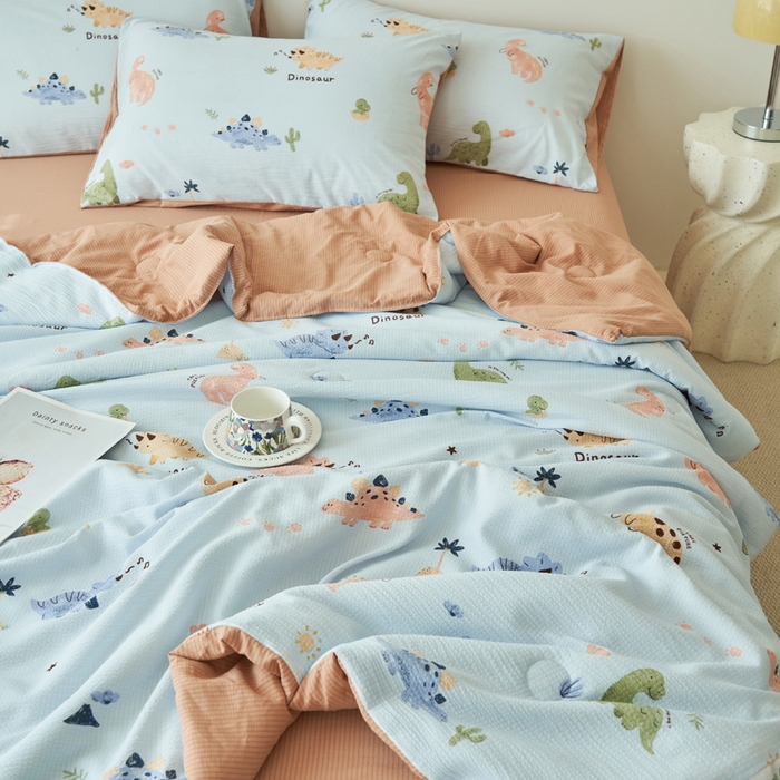 91家纺网 家纺一手货源 找家纺 畅销被业 2026新款A类泡芙棉印花夏被四件套 恐龙乐园