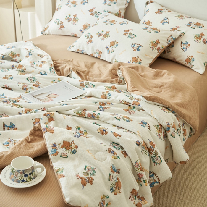 91家纺网 家纺一手货源 找家纺 畅销被业 2026新款A类泡芙棉印花夏被四件套 欢乐熊