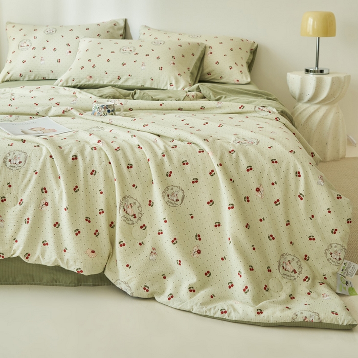 91家纺网 家纺一手货源 找家纺 畅销被业 2026新款A类泡芙棉印花夏被四件套 樱桃小兔