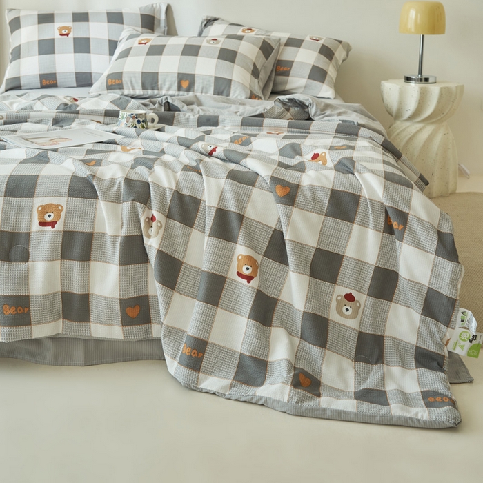 91家纺网 家纺一手货源 找家纺 畅销被业 2026新款A类泡芙棉印花夏被四件套 灰格小熊