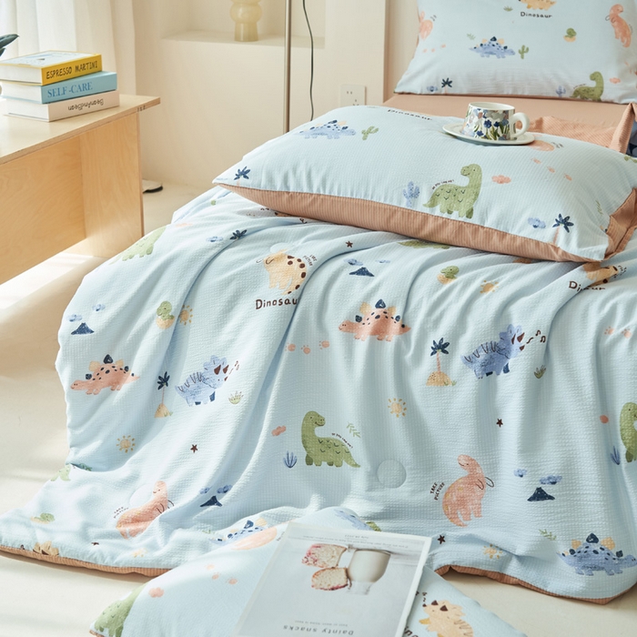 91家纺网 家纺一手货源 找家纺 畅销被业 2026新款A类泡芙棉印花夏被四件套 恐龙乐园