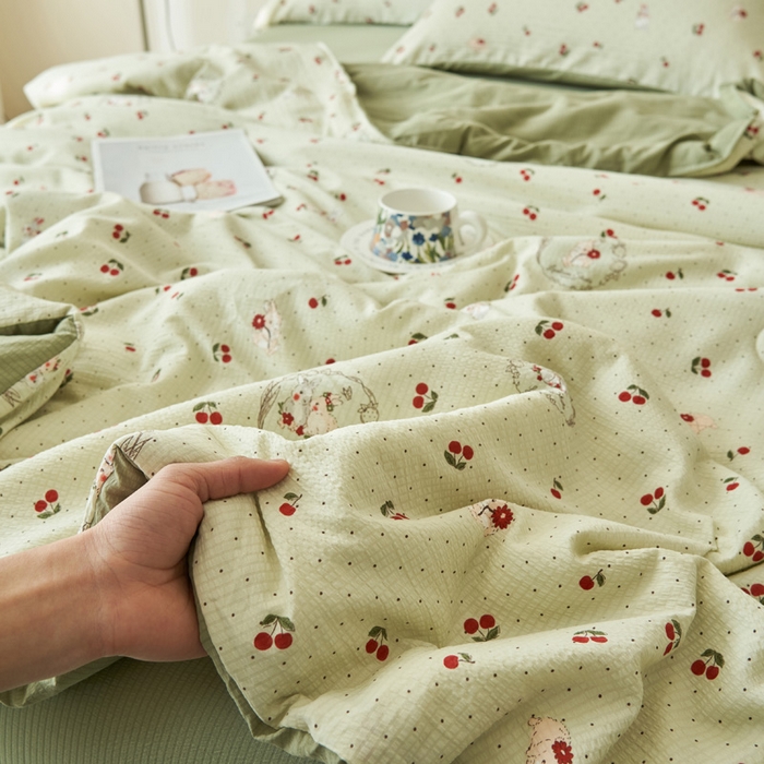 91家纺网 家纺一手货源 找家纺 畅销被业 2026新款A类泡芙棉印花夏被四件套 樱桃小兔