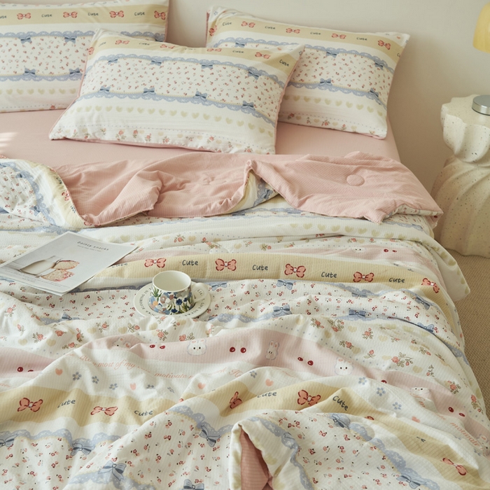 91家纺网 家纺一手货源 找家纺 畅销被业 2026新款A类泡芙棉印花夏被四件套 蝴蝶结小兔