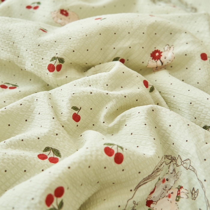 91家纺网 家纺一手货源 找家纺 畅销被业 2026新款A类泡芙棉印花夏被四件套 樱桃小兔