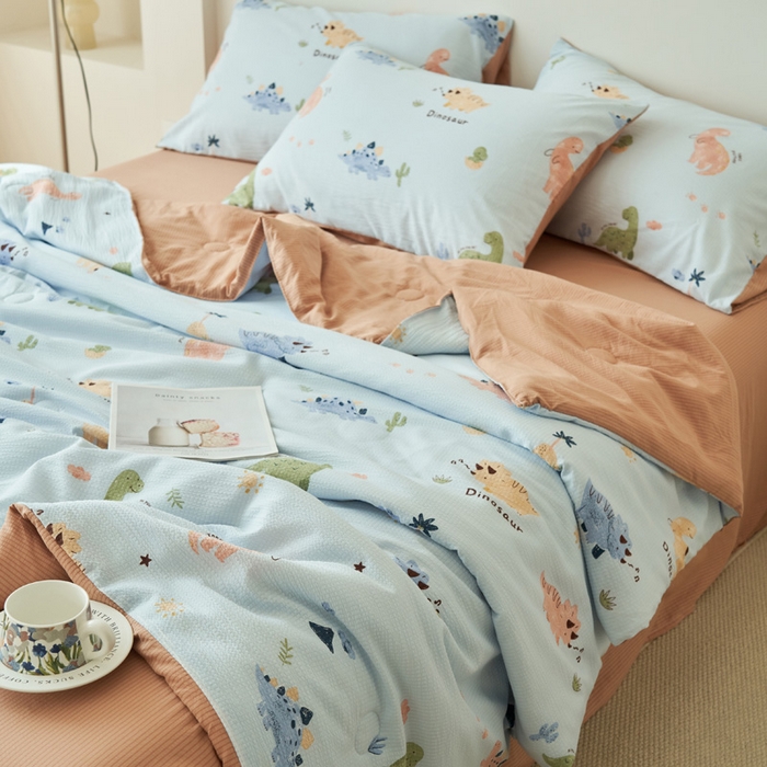 91家纺网 家纺一手货源 找家纺 畅销被业 2026新款A类泡芙棉印花夏被四件套 恐龙乐园