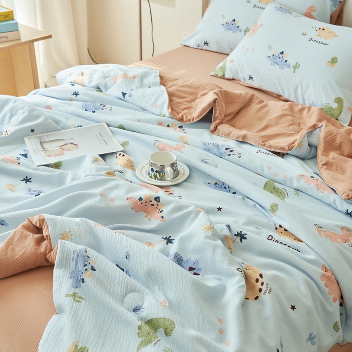 91家纺网 家纺一手货源 找家纺 畅销被业 2026新款A类泡芙棉印花夏被四件套 恐龙乐园