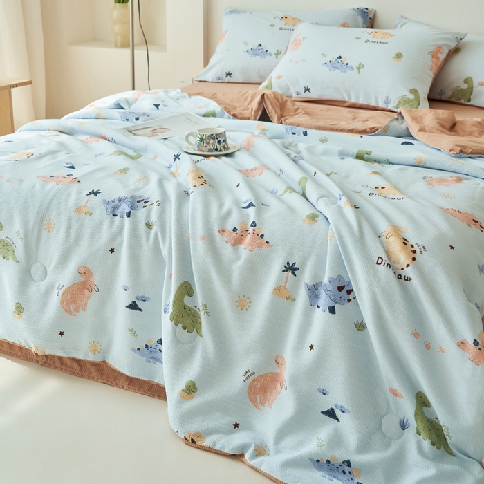 91家纺网 家纺一手货源 找家纺 畅销被业 2026新款A类泡芙棉印花夏被四件套 恐龙乐园