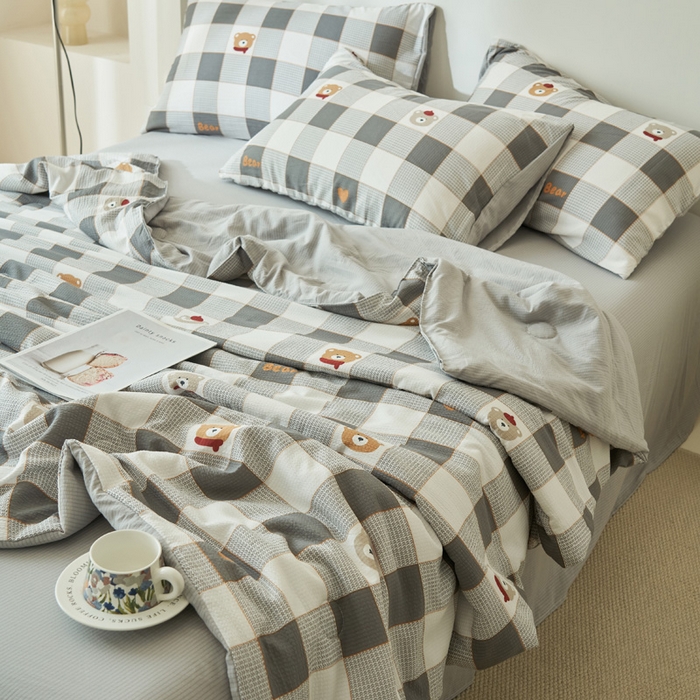 91家纺网 家纺一手货源 找家纺 畅销被业 2026新款A类泡芙棉印花夏被四件套 灰格小熊