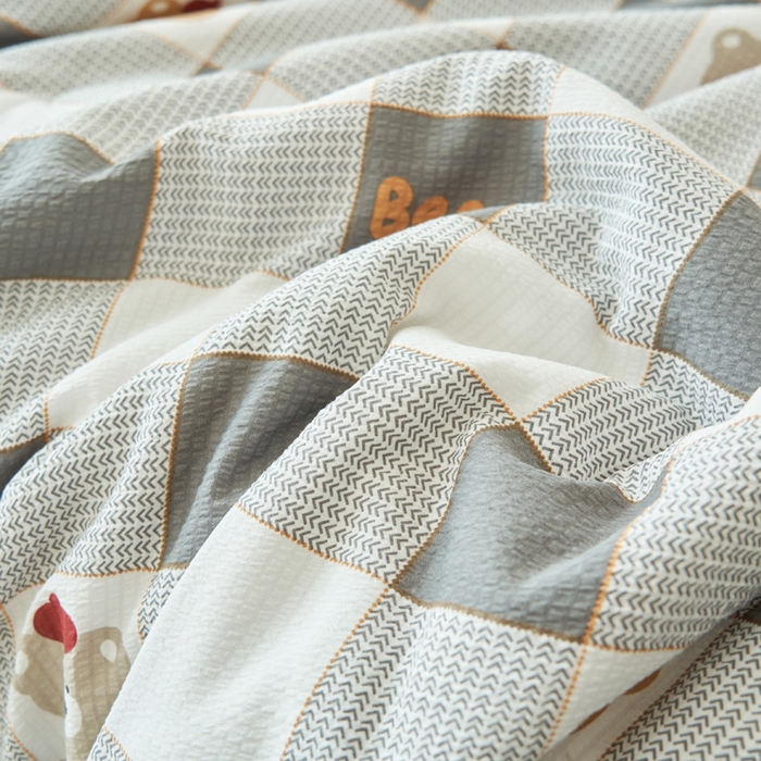 91家纺网 家纺一手货源 找家纺 畅销被业 2026新款A类泡芙棉印花夏被四件套 灰格小熊