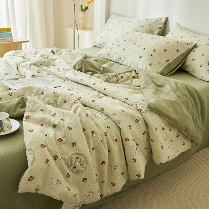 91家纺网 家纺一手货源 找家纺 畅销被业 2026新款A类泡芙棉印花夏被四件套 樱桃小兔