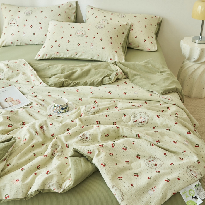 91家纺网 家纺一手货源 找家纺 畅销被业 2026新款A类泡芙棉印花夏被四件套 樱桃小兔