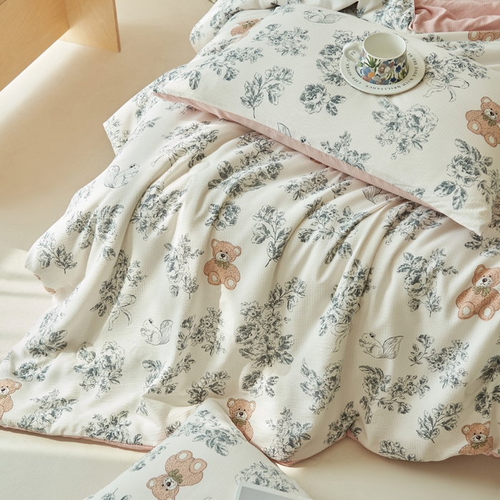 91家纺网 家纺一手货源 找家纺 畅销被业 2026新款A类泡芙棉印花夏被四件套 礼物熊