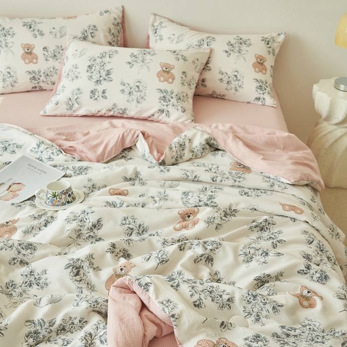 91家纺网 家纺一手货源 找家纺 畅销被业 2026新款A类泡芙棉印花夏被四件套 礼物熊