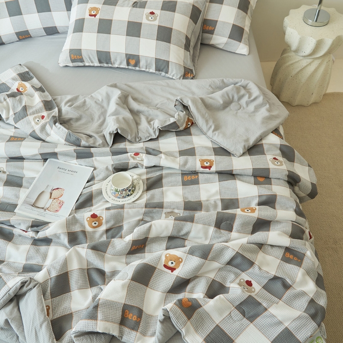 91家纺网 家纺一手货源 找家纺 畅销被业 2026新款A类泡芙棉印花夏被四件套 灰格小熊