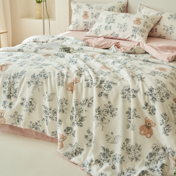 91家纺网 家纺一手货源 找家纺 畅销被业 2026新款A类泡芙棉印花夏被四件套 礼物熊