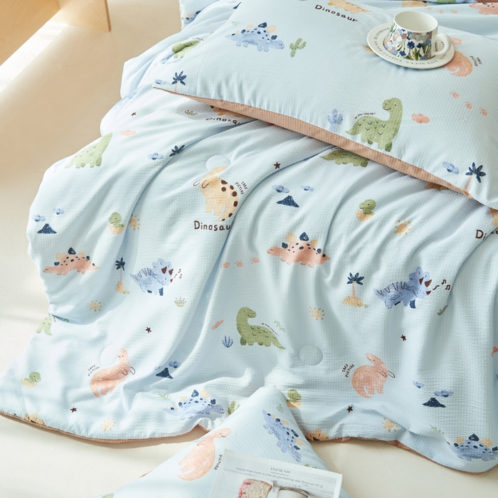 91家纺网 家纺一手货源 找家纺 畅销被业 2026新款A类泡芙棉印花夏被四件套 恐龙乐园