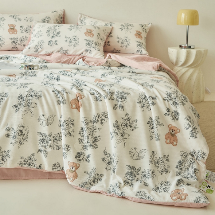 91家纺网 家纺一手货源 找家纺 畅销被业 2026新款A类泡芙棉印花夏被四件套 礼物熊