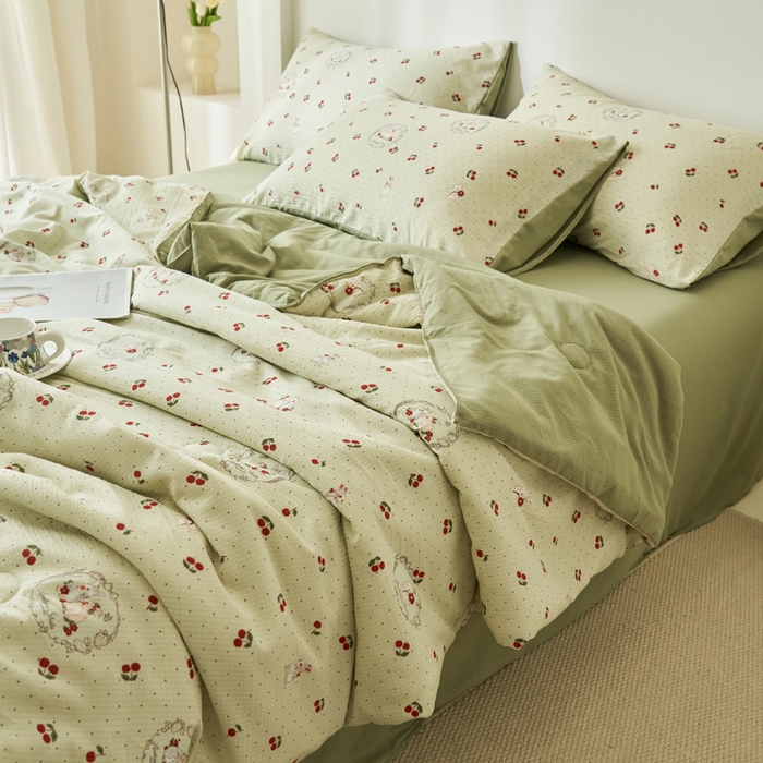 91家纺网 家纺一手货源 找家纺 畅销被业 2026新款A类泡芙棉印花夏被四件套 樱桃小兔