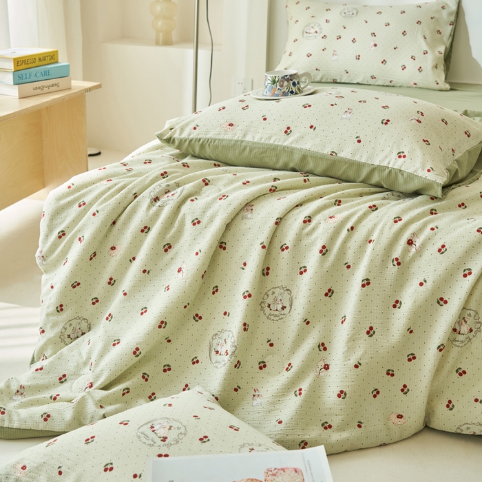 91家纺网 家纺一手货源 找家纺 畅销被业 2026新款A类泡芙棉印花夏被四件套 樱桃小兔