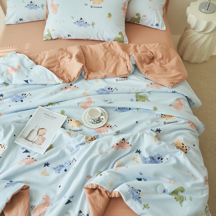 91家纺网 家纺一手货源 找家纺 畅销被业 2026新款A类泡芙棉印花夏被四件套 恐龙乐园