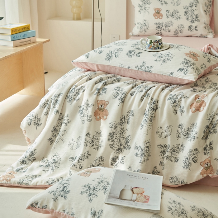 91家纺网 家纺一手货源 找家纺 畅销被业 2026新款A类泡芙棉印花夏被四件套 礼物熊