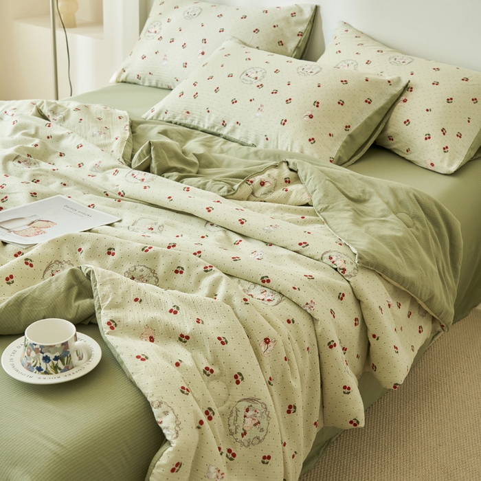 91家纺网 家纺一手货源 找家纺 畅销被业 2026新款A类泡芙棉印花夏被四件套 樱桃小兔