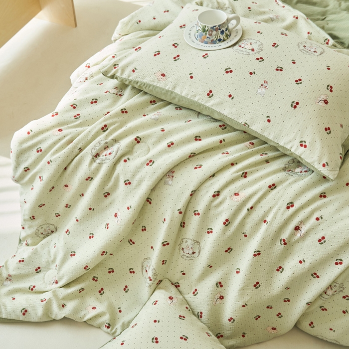 91家纺网 家纺一手货源 找家纺 畅销被业 2026新款A类泡芙棉印花夏被四件套 樱桃小兔