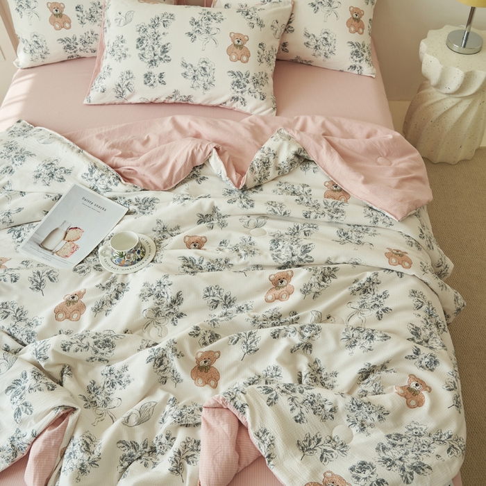 91家纺网 家纺一手货源 找家纺 畅销被业 2026新款A类泡芙棉印花夏被四件套 礼物熊