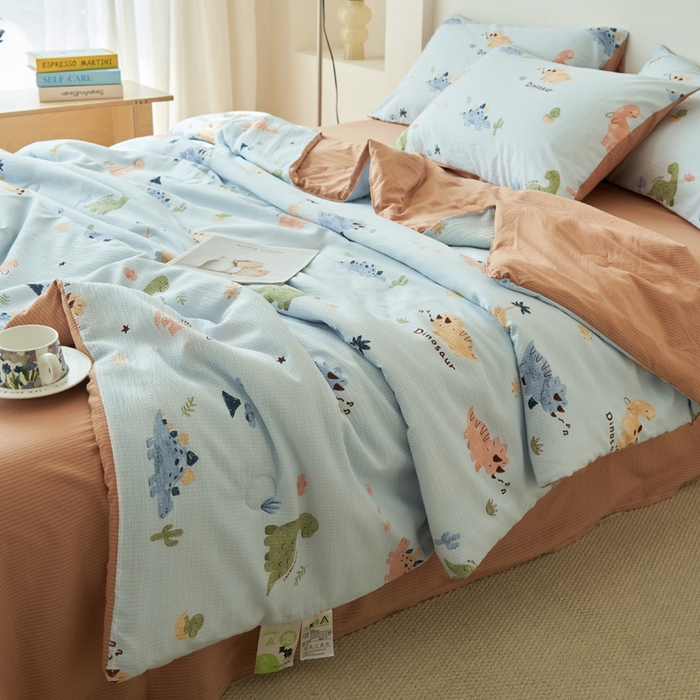 91家纺网 家纺一手货源 找家纺 畅销被业 2026新款A类泡芙棉印花夏被四件套 恐龙乐园