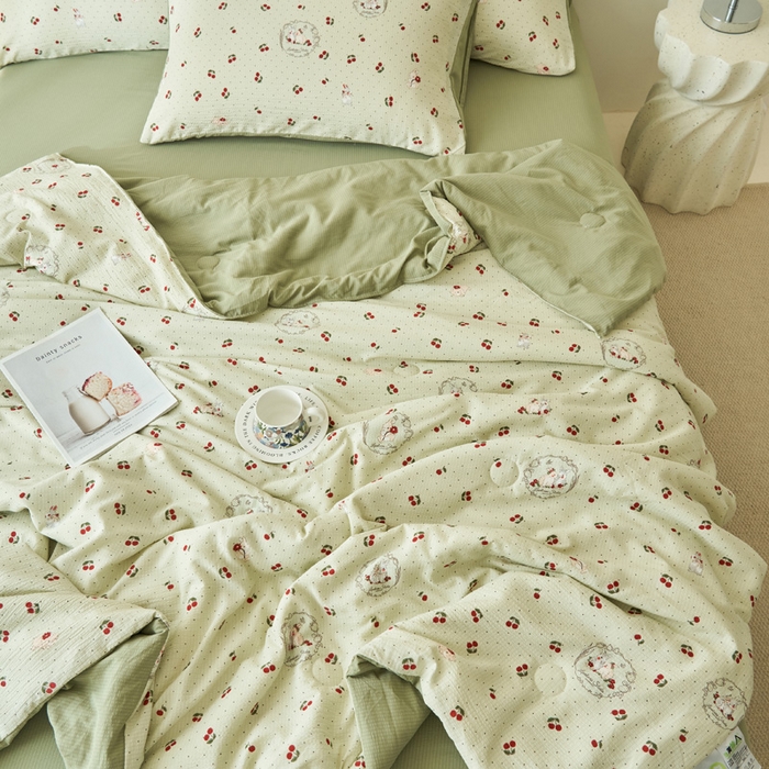 91家纺网 家纺一手货源 找家纺 畅销被业 2026新款A类泡芙棉印花夏被四件套 樱桃小兔