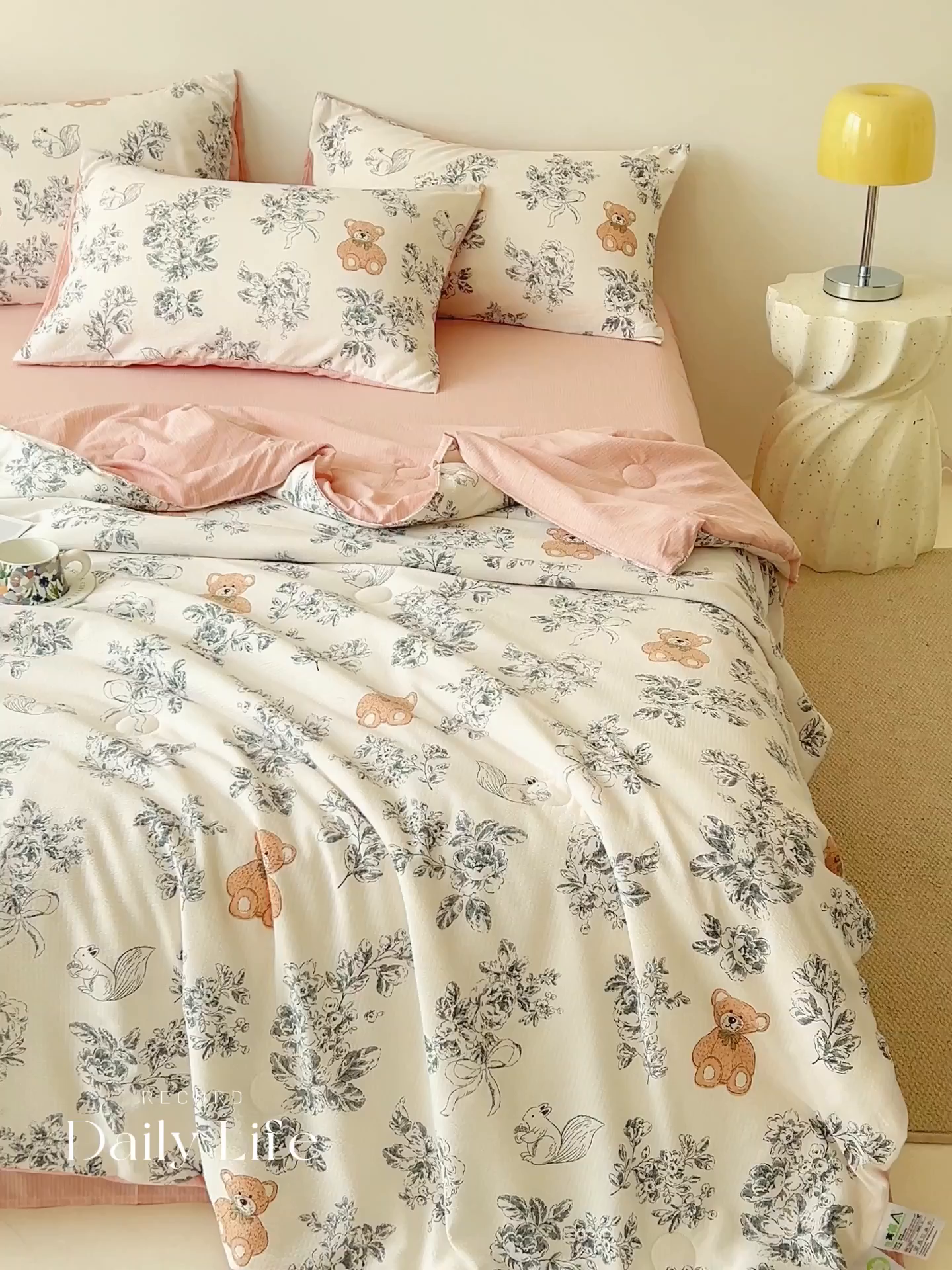 91家纺网 家纺一手货源 找家纺 畅销被业 2026新款A类泡芙棉印花夏被四件套 礼物熊