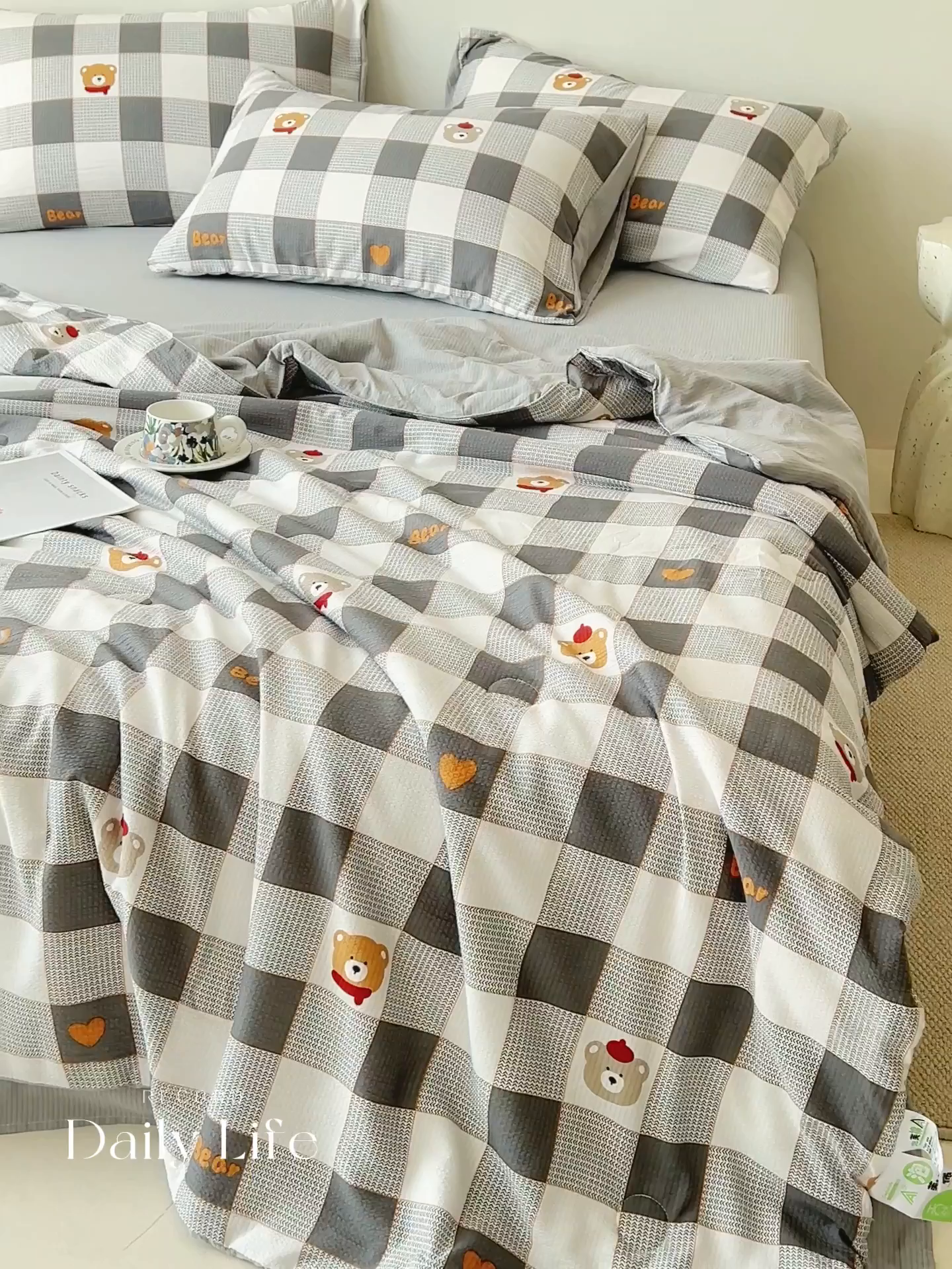 91家纺网 家纺一手货源 找家纺 畅销被业 2026新款A类泡芙棉印花夏被四件套 灰格小熊