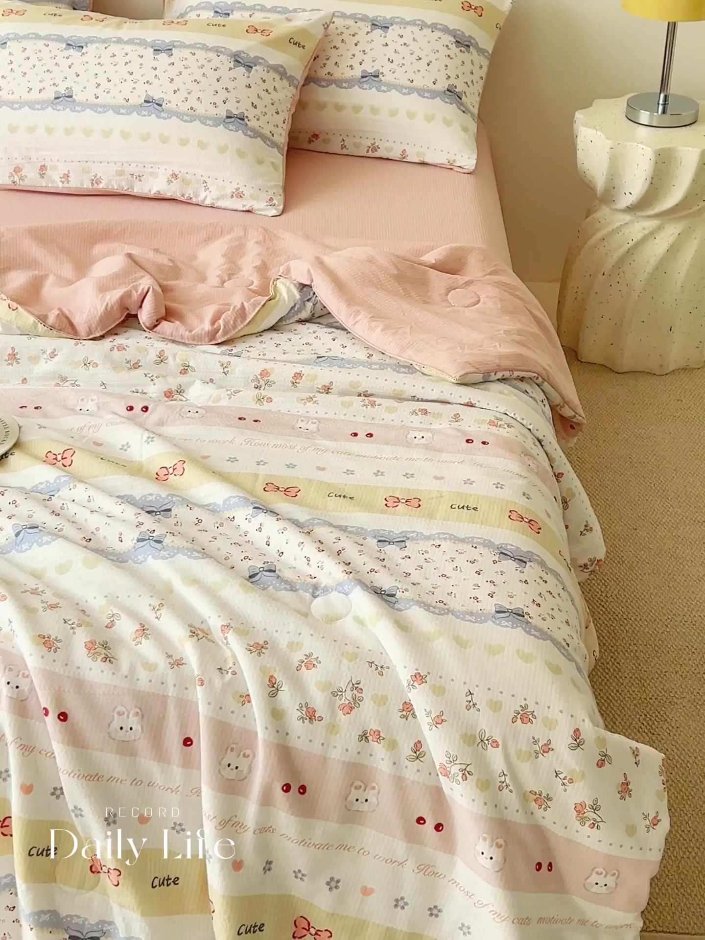 91家纺网 家纺一手货源 找家纺 畅销被业 2026新款A类泡芙棉印花夏被四件套 蝴蝶结小兔